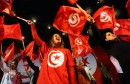 4347914_7_c34e_des-tunisiens-brandissent-le-drapeau-national_3d8b5c650bd8d498f4509a3d4b2861b2