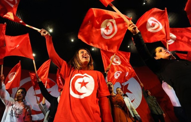 4347914_7_c34e_des-tunisiens-brandissent-le-drapeau-national_3d8b5c650bd8d498f4509a3d4b2861b2