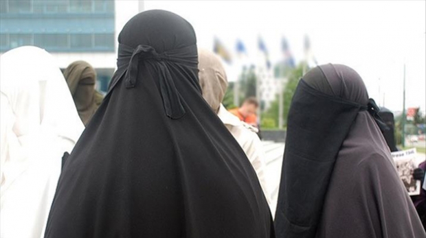 une-surveillante-et-une-institutrice-niqabees-suspendues