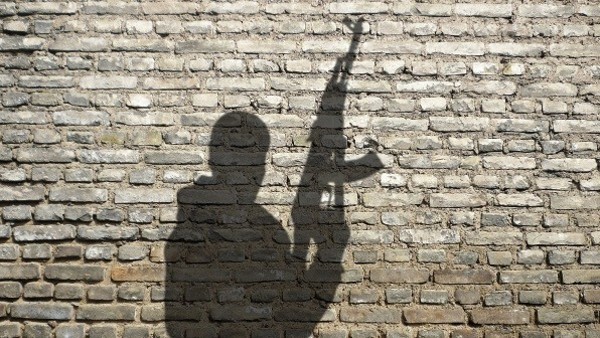 silhouette de milicien avec fusil d'assaut