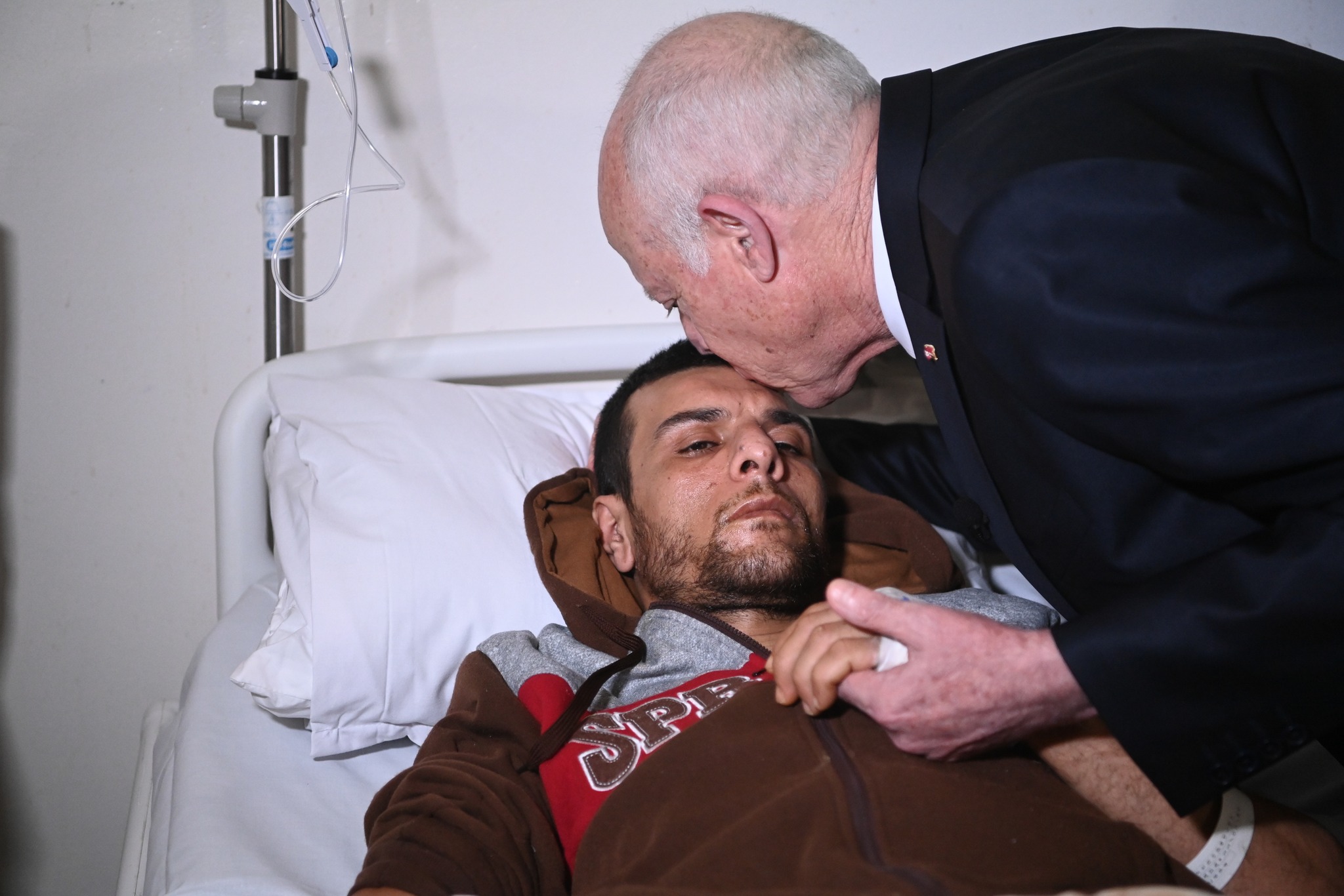 Le président de la République rend visite aux blessés palestiniens accueillis en Tunisie